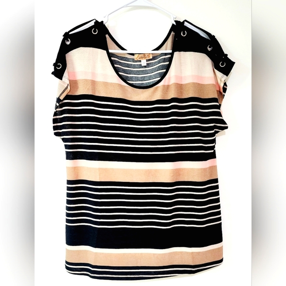 Women Casual Top with Contrasting Colors. - Picture 1 of 4